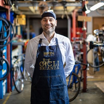 Fondatore di Cicli Brianza e anima dell’officina. Appassionato di biciclette fin da ragazzo, ha trasformato il suo entusiasmo in un progetto concreto, che unisce riparazione, restauro e formazione. Si sposta quasi esclusivamente in bici — per scelta, per convinzione e per passione.
Brianzolo verace, dal carattere genuino, crede che una bici ben fatta e ben curata possa davvero cambiare il modo in cui ci si muove… e ci si sente.