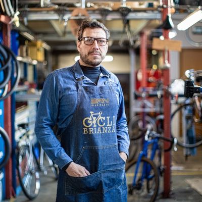 Ex corridore, dopo le gare la passione per le due ruote si è evoluta: oggi si divide tra officina e allenamenti, tra regolazioni millimetriche e consigli su misura.
Esperto di bike fit e biomeccanica, è il nostro riferimento per le bici di alta gamma: mani precise, occhio clinico e un’attenzione che fa la differenza. Non ti sistema solo la bici ma anche la postura oltre ad essere un bike coach, pronto ad affiancare chi vuole migliorarsi in sella, un colpo di pedale alla volta.