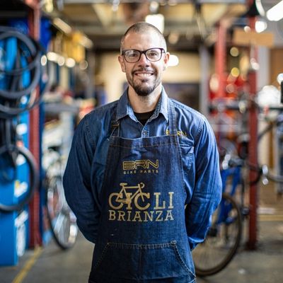 Laureato in chimica, un giorno ha deciso di cambiare formula: meno laboratori, più officina. E così è arrivato da noi, in sella alla sua bici, pronto a mettere testa e mani al servizio delle due ruote.
È l’ultimo arrivato in casa Cicli Brianza, ma si è fatto subito notare: carattere deciso, idee chiare e una competenza che va dritta al punto. Sa consigliarti al volo su qualsiasi tipo di intervento, e difficilmente si fa cogliere impreparato.
Attenzione però: se arrivi con la bici malmessa, non fa sconti