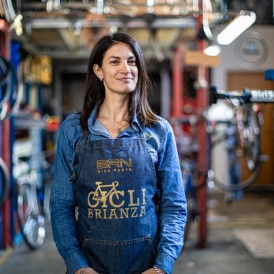 La bicicletta è entrata nella sua vita quasi per caso… e da allora non è più scesa. Che sia per una commissione in paese o per scalare passi di montagna, Stefania pedala con passione e naturalezza. Ma è nei cicloviaggi che trova il suo spazio: valigie leggere, mete lontane e la libertà che solo due ruote possono regalare.  In officina accoglie le persone con attenzione e disponibilità, ascolta, consiglia, immagina soluzioni. E quando riesce, si prende anche il gusto di sporcarsi le mani: perché una bici aggiustata con cura, per lei, è una piccola storia che riparte.